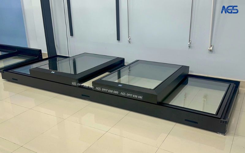 Mái kính tự động mở lùa tại showroom AGS