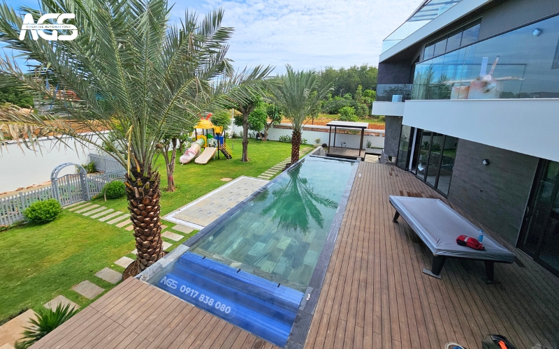 Mái che bể bơi tự động được lắp âm dưới mặt hồ, tại Đồng Xoài (Bình Phước)