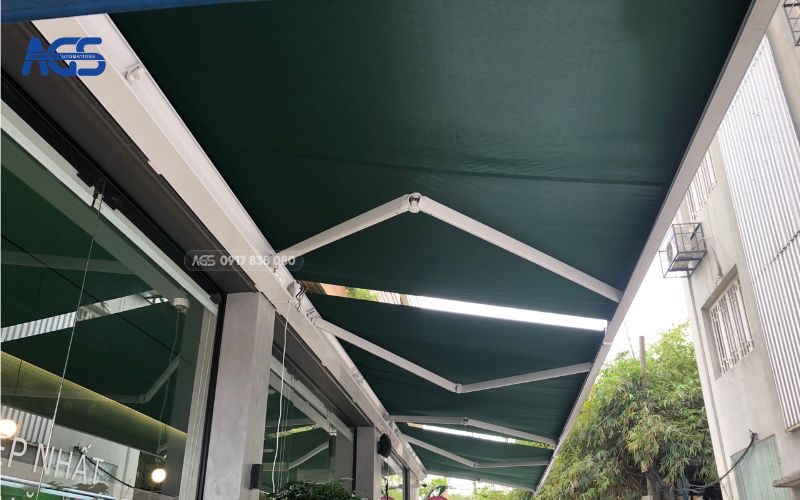 Mái hiên NX-830 tại tiệm nước ép trái cây Tony Fruit được mở rộng che chắn cửa kính