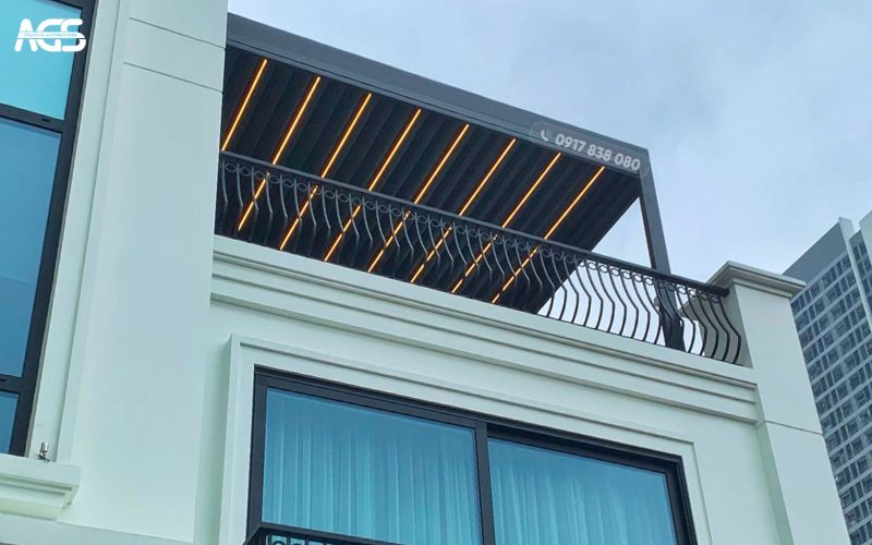Mái nhôm xếp lật có thiết kế tối giản và tinh năng tiện nghi, hoàn hảo với nhu cầu của gia chủ