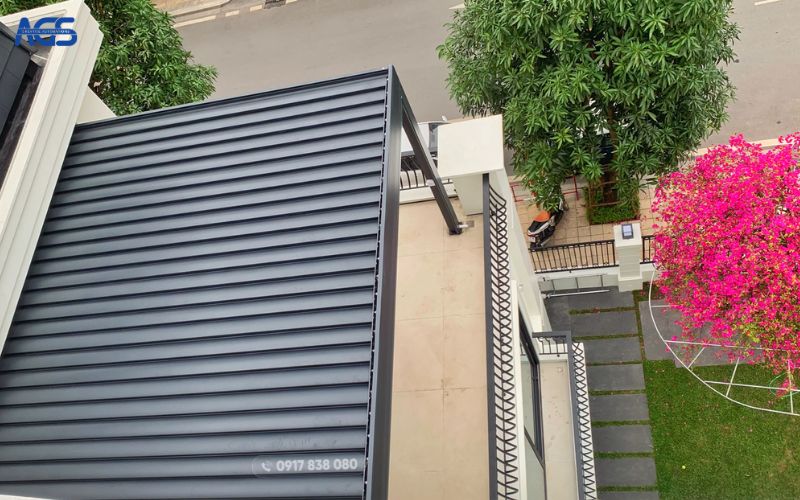 Hệ thống mái được bố trí vừa vặn với khu vực ban công, tạo ra không gian nghỉ ngơi lý tưởng