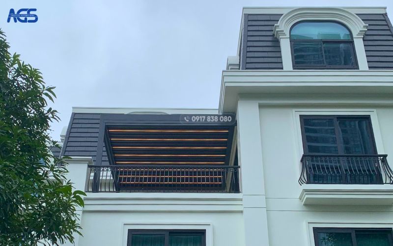 Mái nhôm xếp lật cao cấp có thiết kế hài hoà, đồng bộ với kiến trúc tân cổ điển của biệt thự