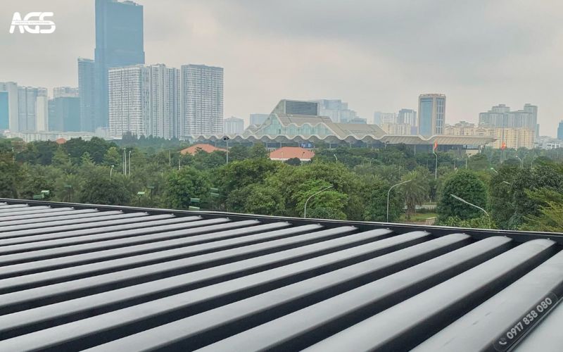 Hệ thống nan nhôm không chỉ chắc chắn, bền bỉ mà còn có thể tuỳ chỉnh đóng/ mở linh hoạt