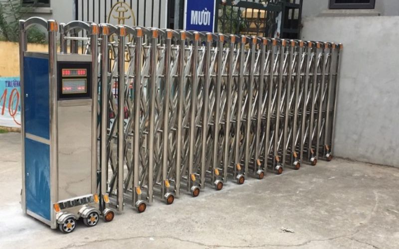 Cổng xếp inox có thể đóng mở linh hoạt, thường đường ưa chuộng ở các khu công nghiệp