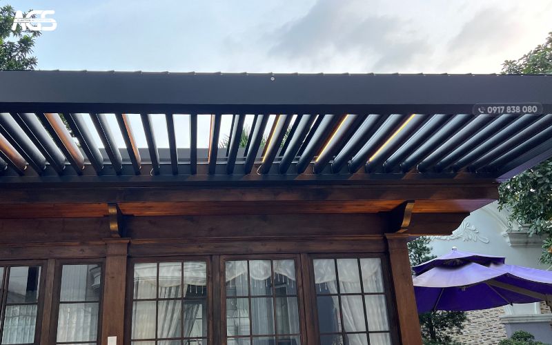 Cơ chế xếp lập giúp điều chỉnh ánh sáng và gió linh hoạt, tạo không gian sống thoải mái