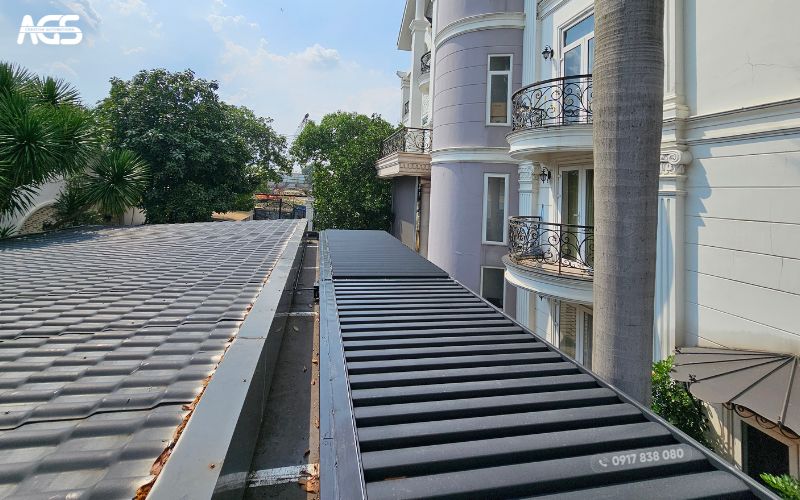 Góc nhìn phía trên cho thấy rõ hệ thống nan nhôm xếp của mái với các rãnh dẫn nước mưa