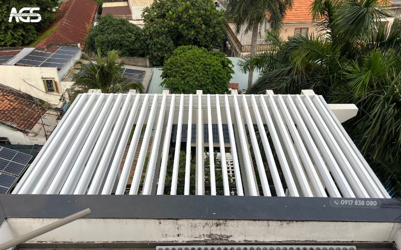 Bộ mái nhôm xếp lật thứ 2 được bố trí ở khu vực sân phơi trên tầng thượng của căn biệt thự