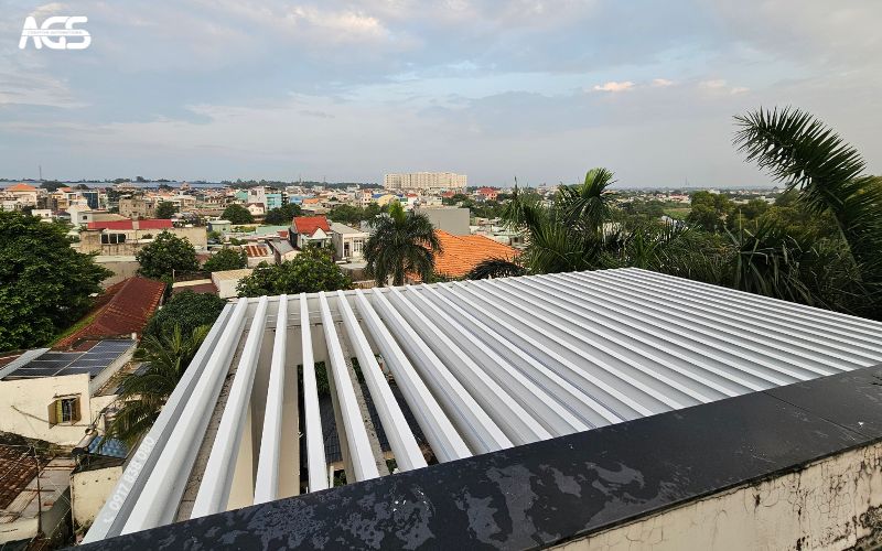 Cấu trúc mái nhôm xếp lật vô cùng chắc chắn nhờ sử dụng hợp kim nhôm chất lượng cao
