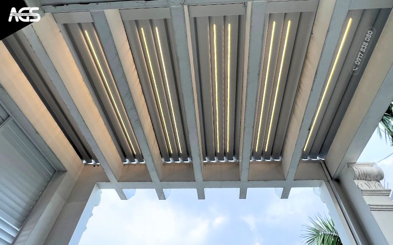 Thiết kế, màu sắc của bộ mái che cao cấp hài hoà với không gian và kiến trúc biệt thự