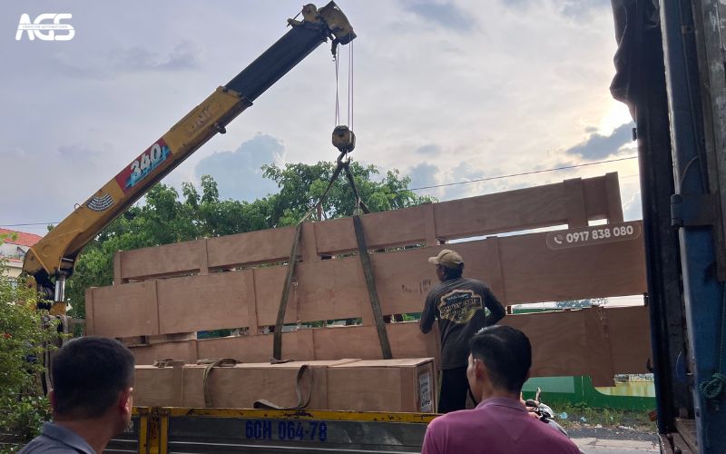 Quá trình vận chuyển, lắp đặt được thực hiện bởi đội ngũ chuyên nghiệp và các thiết bị hỗ trợ hiện đại