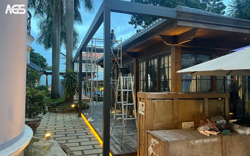 Đội ngũ AGS lắp đặt mái che tự động cẩn thận, chính xác, đảm bảo thẩm mỹ và đúng kỹ thuật