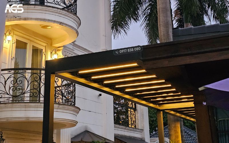 Hệ thống đèn LED trang trí của mái giúp không gian biệt thự thêm lung linh, ấm cúng về đêm