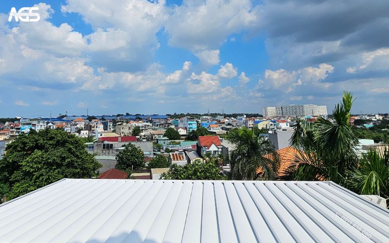 Mái nhôm xếp lật trên sân thượng giúp linh hoạt che mưa và lấy nắng cho sân phơi đồ bên dưới
