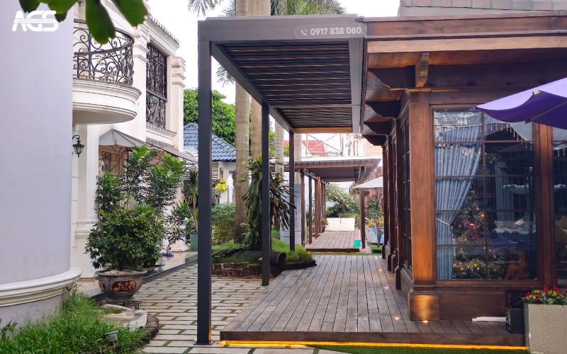 Mái nhôm xếp lật giúp che nắng, mưa hiệu quả và tạo điểm nhấn ngoại thất sang trọng