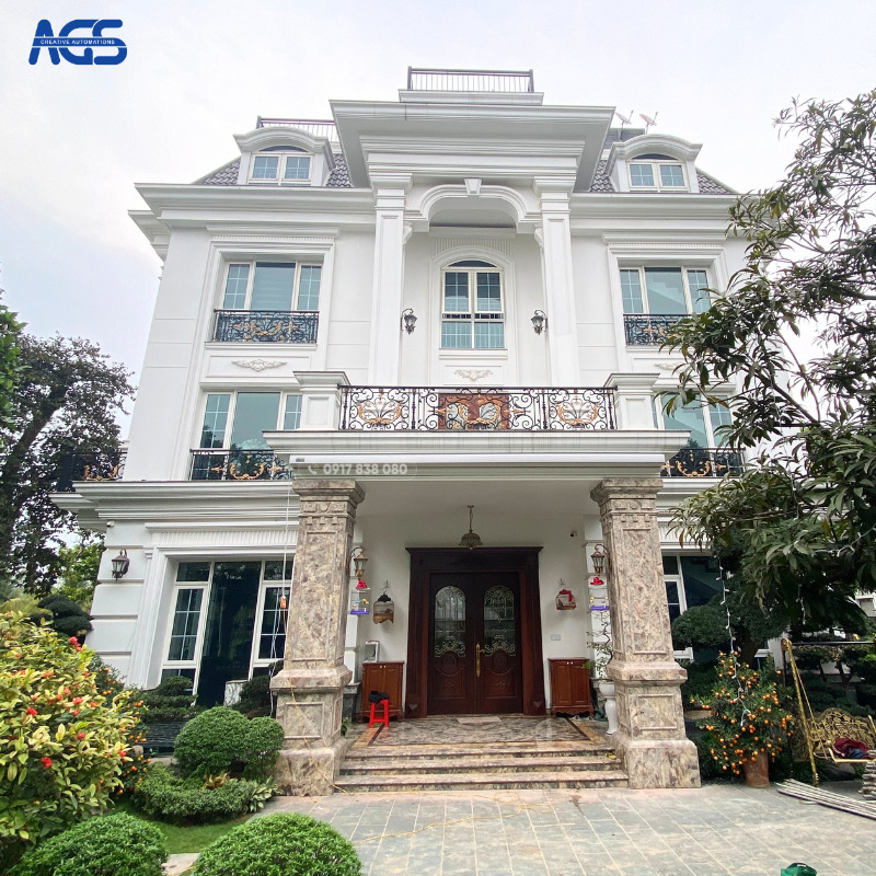 Không gian sang trọng bên ngoài căn biệt thự với cửa gỗ đắt giá