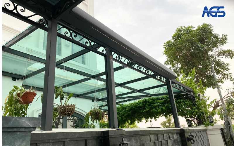Hệ thống trụ đỡ được AGS lắp thêm để tạo độ chắc chắn cho mái hiên cao cấp