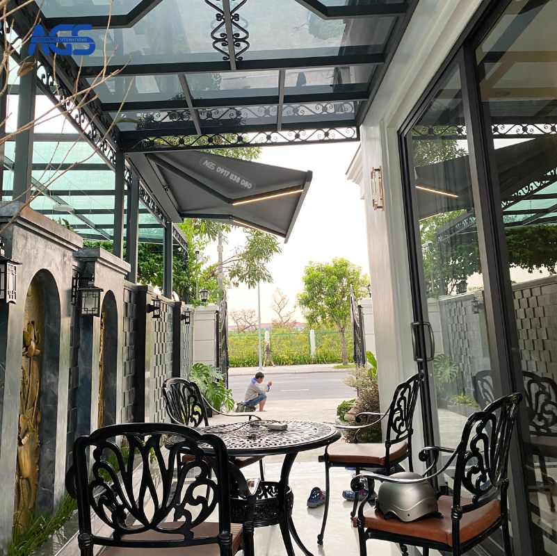 Mái hiên di động nhập khẩu giúp không gian biệt thự thêm cao cấp