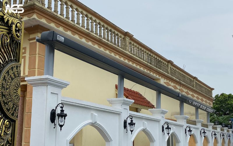 Khi thu lại, toàn bộ cấu trúc mái hiên nằm gọn trong khung nhôm, giữ không gian thoáng đãng