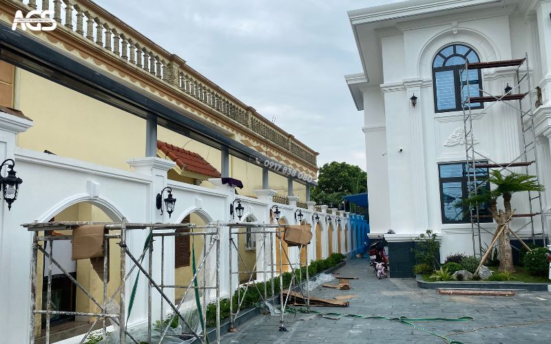 Đội ngũ của AGS thi công đảm bảo kỹ thuật, giữ cho mái hiên vững chắc và hoạt động ổn định