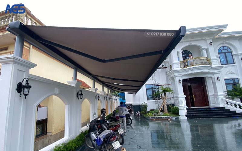 Với hai bộ mái hiên hiện đại, không gian sân đỗ xe trong sân biệt thự được che chắn hoàn hảo