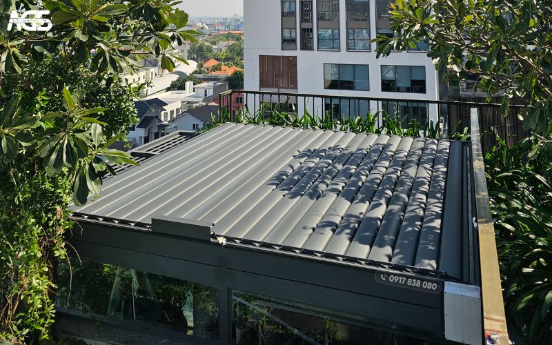 Mái nhôm xếp lật sang trọng, kết hợp hoàn hảo với kiến trúc của căn penthouse đẳng cấp