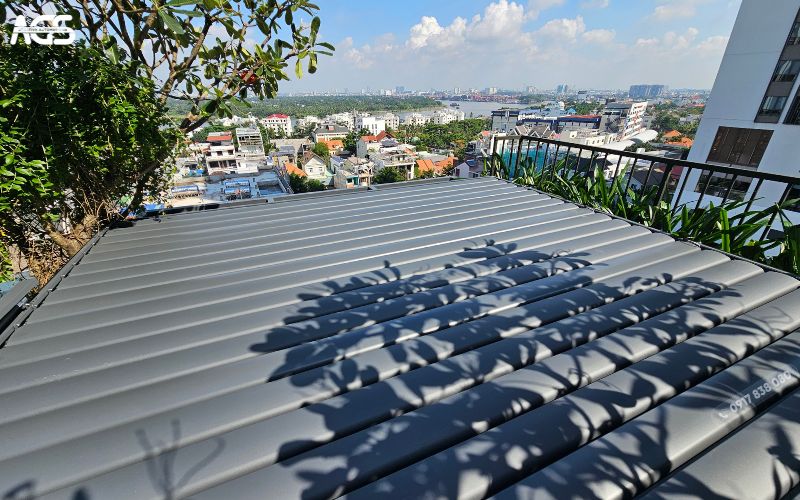 Mái có cấu trúc nan nhôm đặc biệt, chắc chắn và chịu được điều kiện thời tiết khắc nghiệt