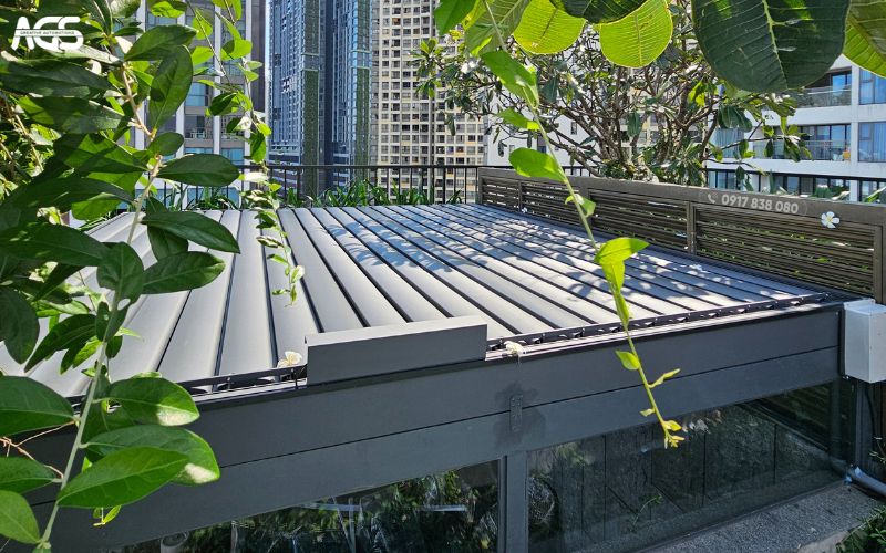 Mái nhôm xếp lật được bố trí bên cạnh hồ bơi, giữa vườn nhiệt đới trên tầng cao nhất The Albany