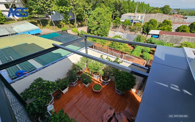 Mái bạt xếp đóng mở theo nhu cầu, không làm ảnh hưởng cây cảnh ở sân thượng.