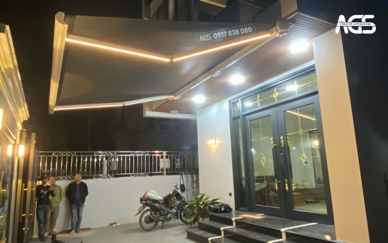 Mái che di động thông minh này khiến gia đình và cả hàng xóm đều trầm trồ thích thú.