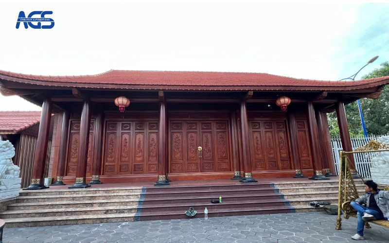 Căn nhà gỗ đối diện, màu sắc tone-sur-tone với màu vải bạt