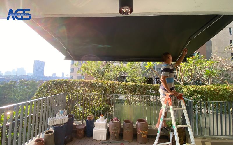 Mái hiên che ban công chung cư cao cấp của anh Sơn.