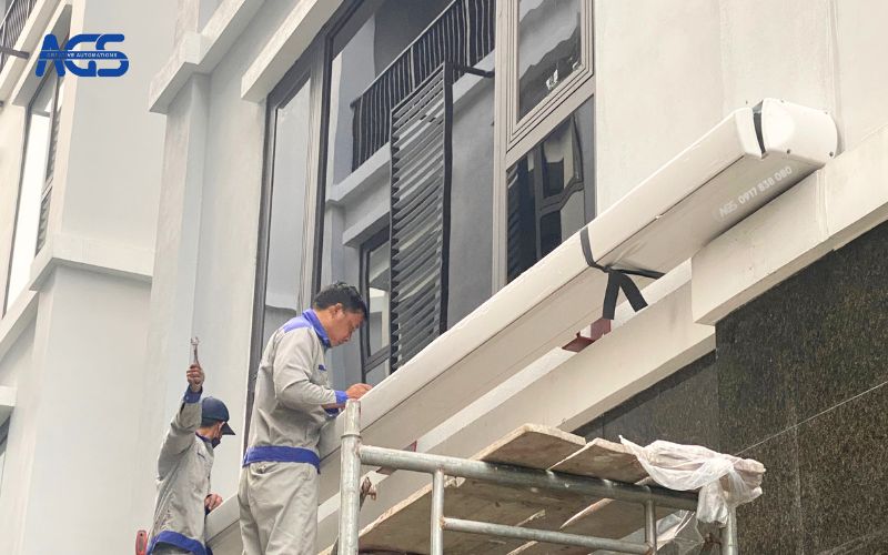 Nhân viên AGS tiến hành lắp mái hiên đúng kỹ thuật