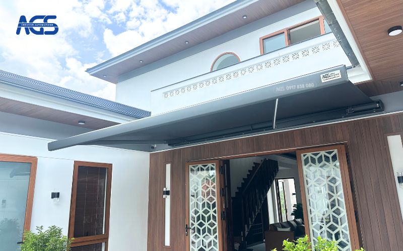 Mái hiên tự động lắp đặt rất thẩm mỹ trước cửa nhà