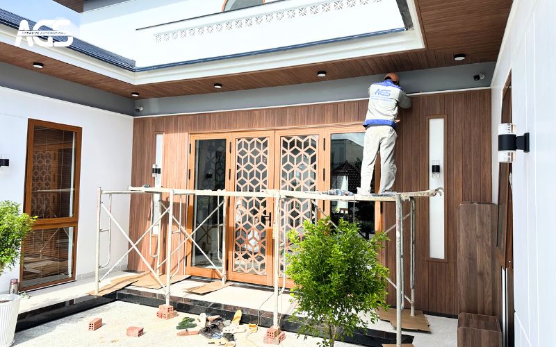 Nhân viên AGS thi công mái hiên di động tại Quảng Nam