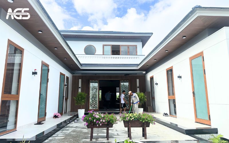 Nhân viên AGS dọn dẹp trước khi bàn giao mái hiên.