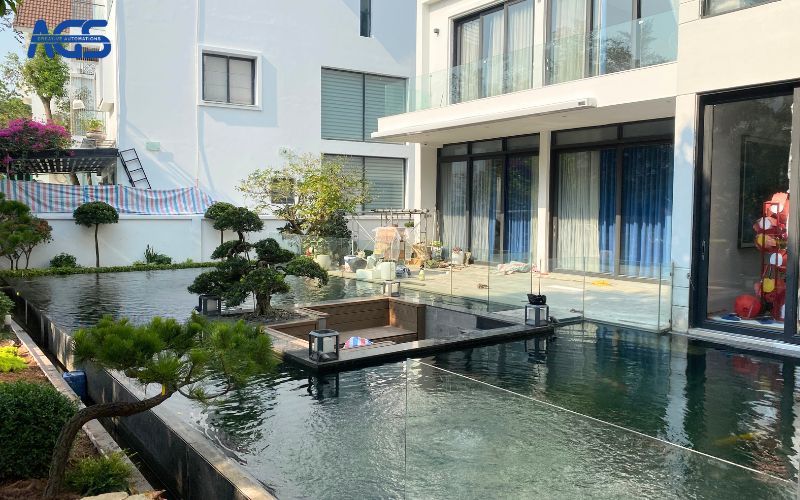 Phần cửa phòng sinh hoạt biệt thự bị nắng chiếu khi chưa có mái che
