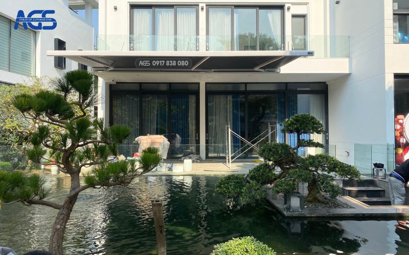 Mái hiên tự động lắp ngay trước hồ cá Koi