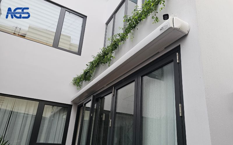 Mái hiên có thể lắp cảm biến nắng, gió để mở ra - thu vào khi gió lốc, nắng to 