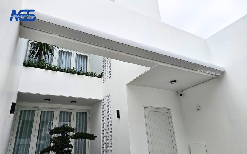 Căn nhà được sơn trắng gần như toàn bộ của gia đình anh Hoàng