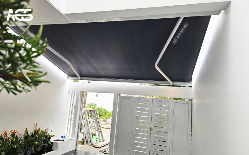 Mái hiên cao cấp che chắn toàn bộ không gian sân trước.