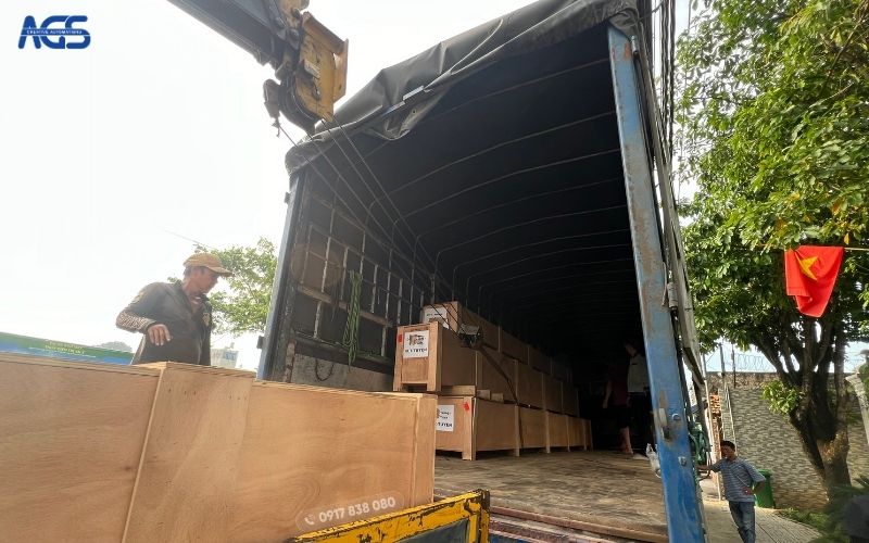 Vách kính thông minh được AGS nhập khẩu nguyên chiếc và vận chuyển, lắp đặt tại công trình