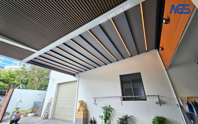 Mái bạt được lắp đặt vừa khít, không làm ảnh hưởng đến kết cấu biệt thự.
