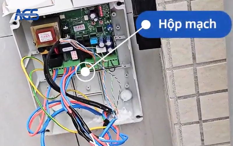 Hộp mạch điều khiển lắp trên tường.