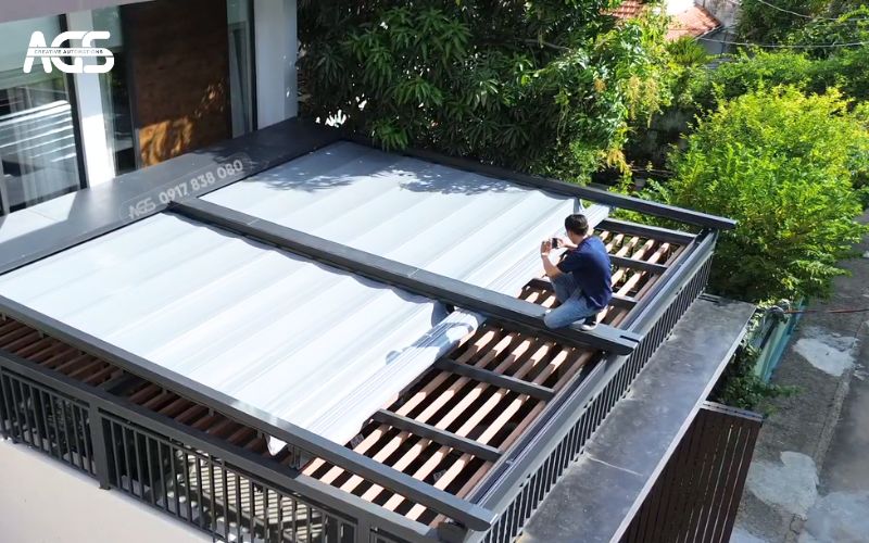 Giá mái che tự động có sự khác nhau tùy vào kích thước, chất liệu & đơn vị lắp đặt