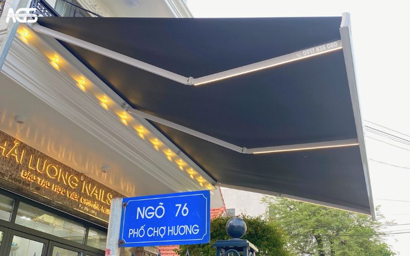 Mặt tiền kinh doanh hoặc nhà ở là khu vực rất cần bố trí mái hiên che mưa nắng
