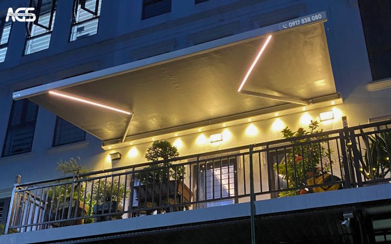 Mái hiên giúp che chắn mưa, nắng và tạo điểm nhấn cho khu vực ban công