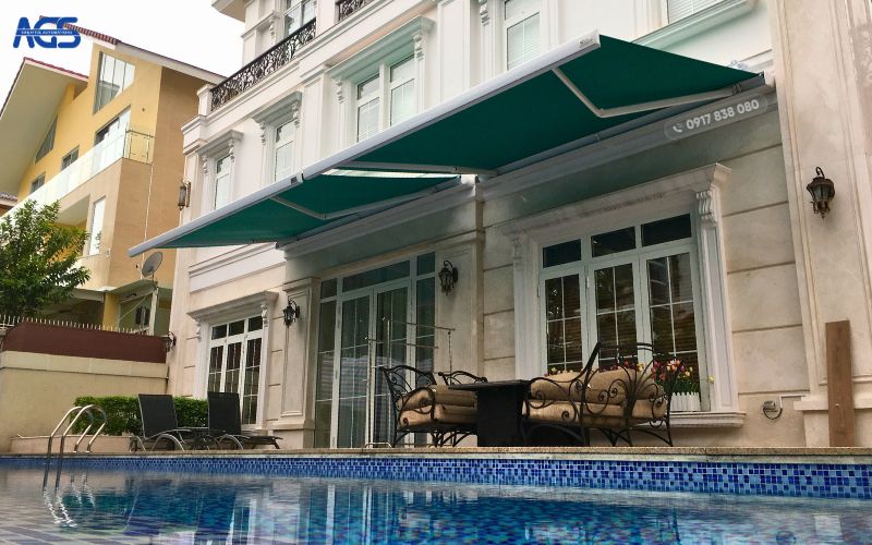 Mái che tạo khu vực nghỉ ngơi, thư giãn cực chill cạnh bể bơi
