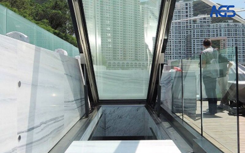 Mái kính xếp lớp thường dùng đóng mở cửa lên sân thượng.