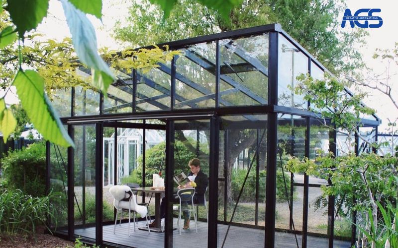 Không gian sân vườn bắt mắt hơn với mái kính