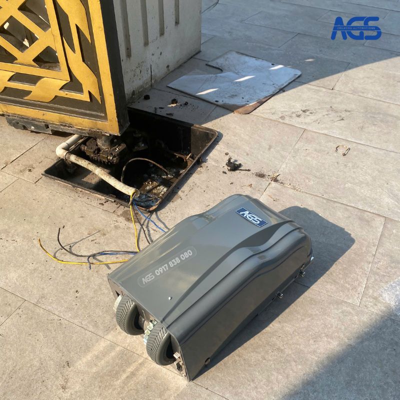 AGS tháo hệ mô tơ âm sàn cũ trước khi lắp motor cổng xoay mới